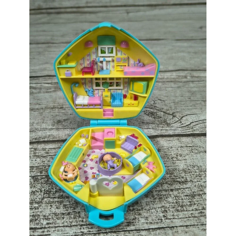 1992 Bluebird Polly Pocket Polly in the Nursery Baby Care Center